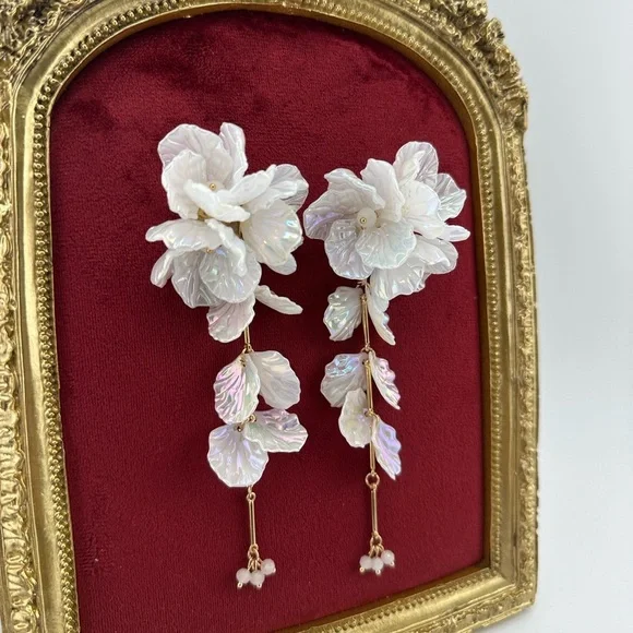 Zara Kate Middleton Elegant White Floral Drop Earrings - Picture 5 of 7